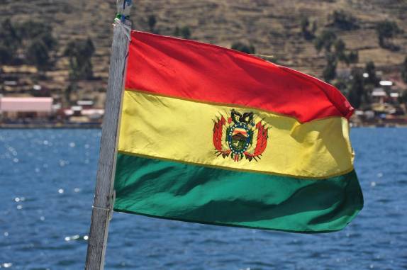 Bandeira da Bolívia tremula na balsa para atravessar o Titicaca, na Bolívia
